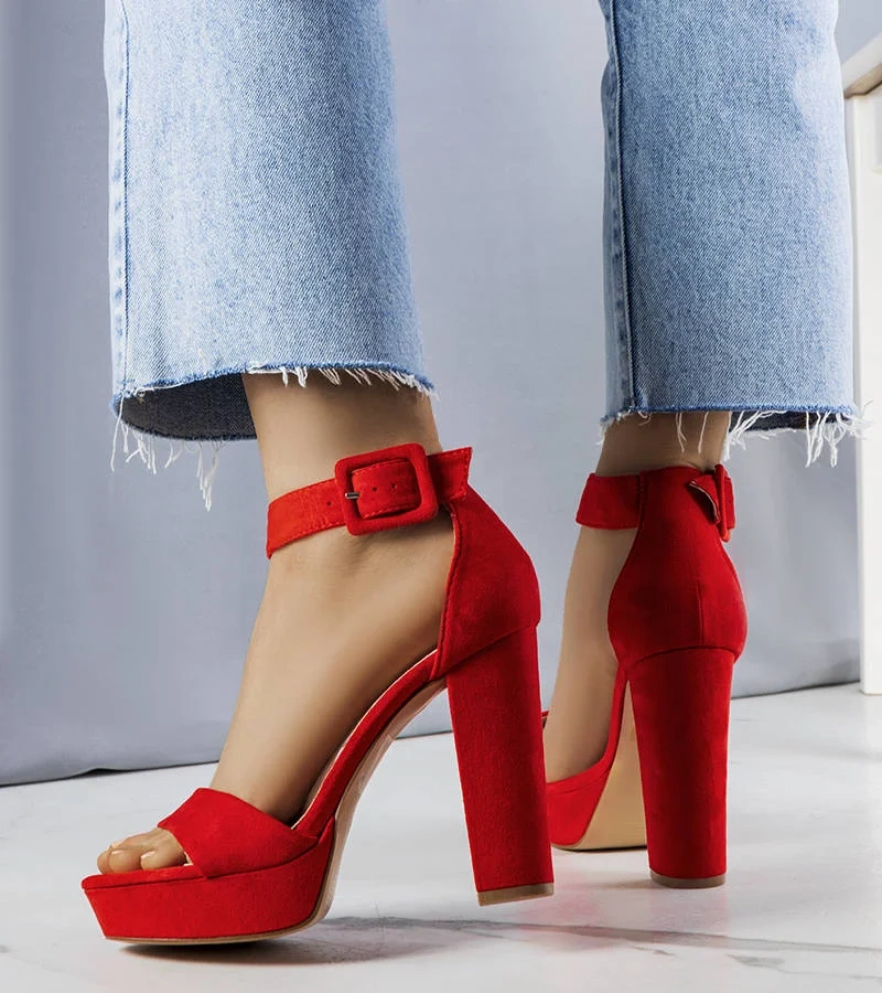 Czerwone sandałki na obcasie