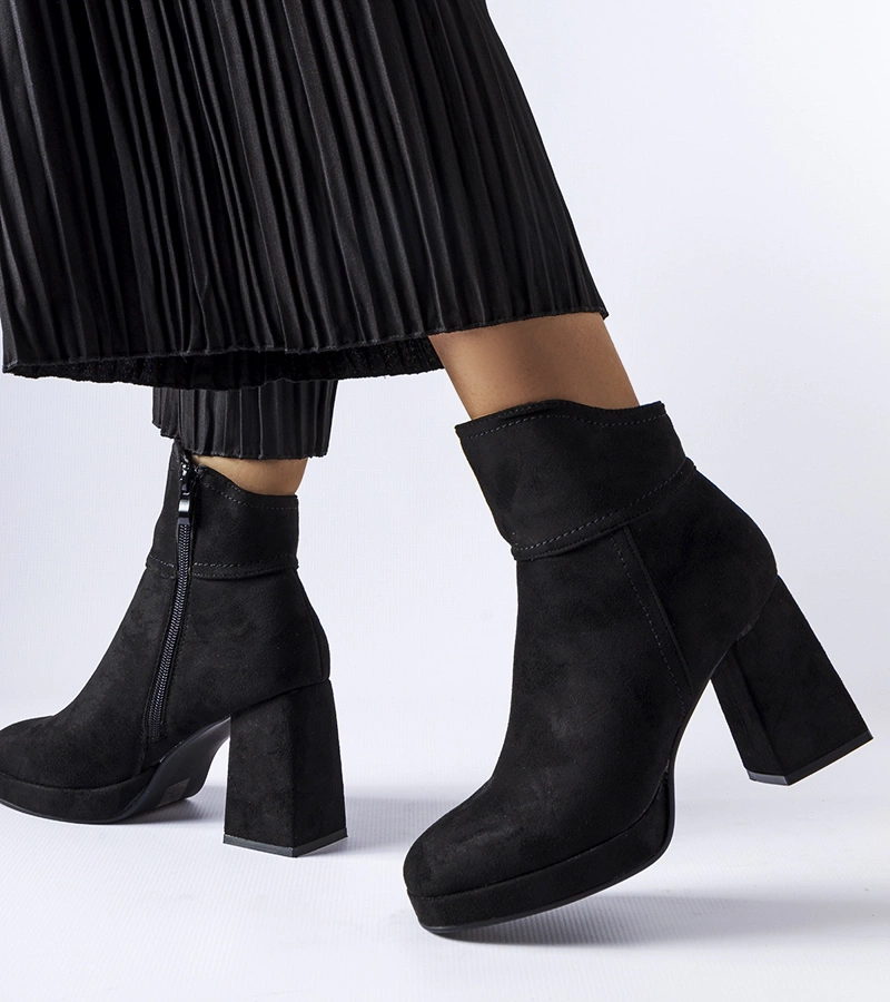 Czarne botki na masywnym słupku