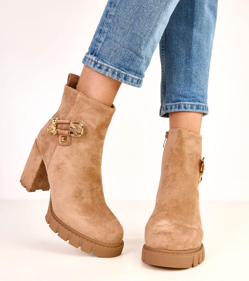 Hers Brązowe botki na słupku zdobione złotym misiem