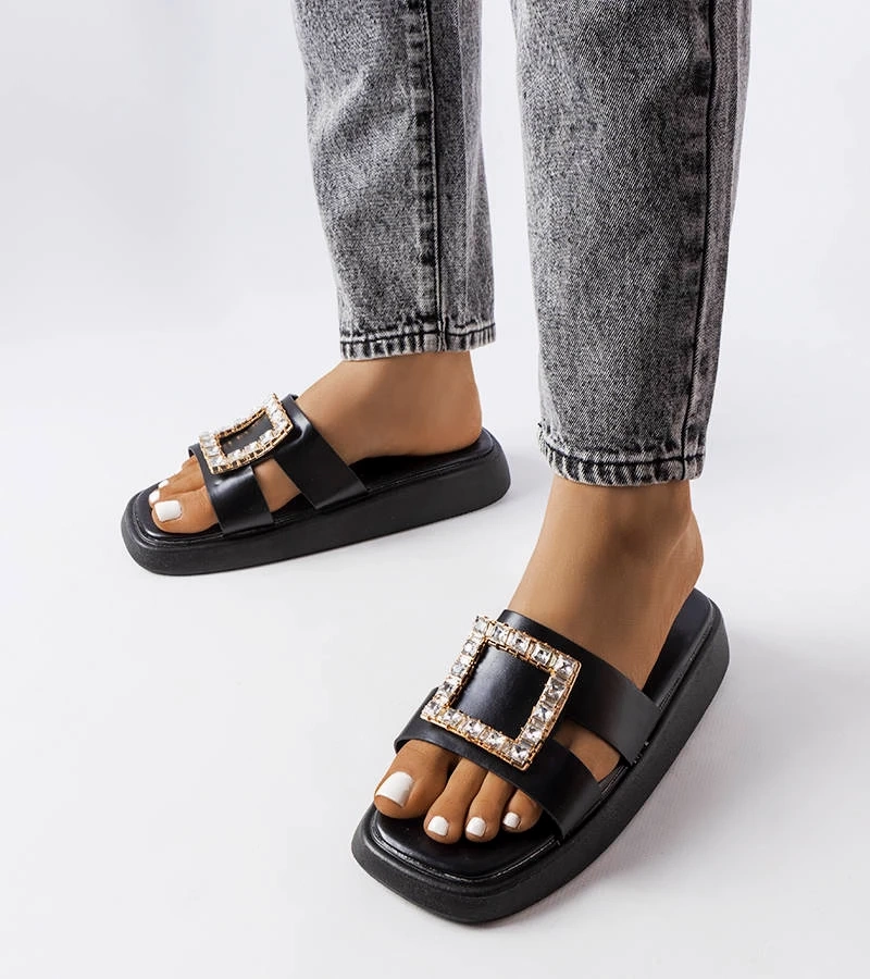 Czarne klapki zdobione cyrkoniami