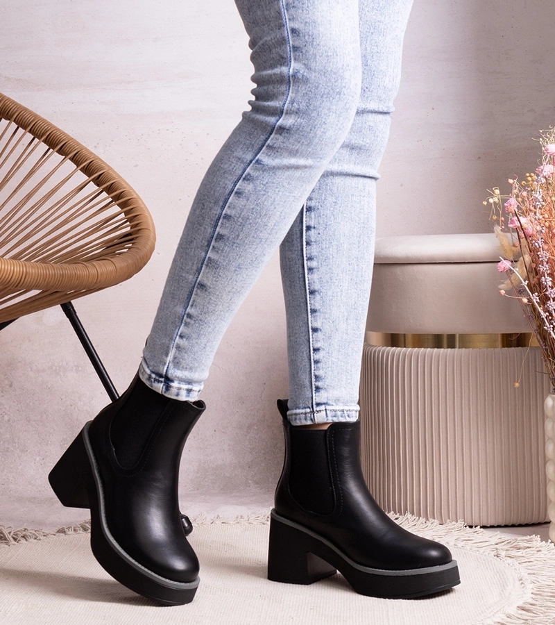 Czarne botki na słupku