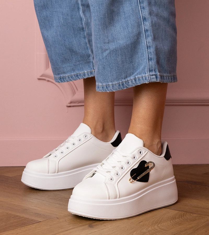 Hers Białe sneakersy ze złotym serduszkiem a cyrkoniową szpileczką