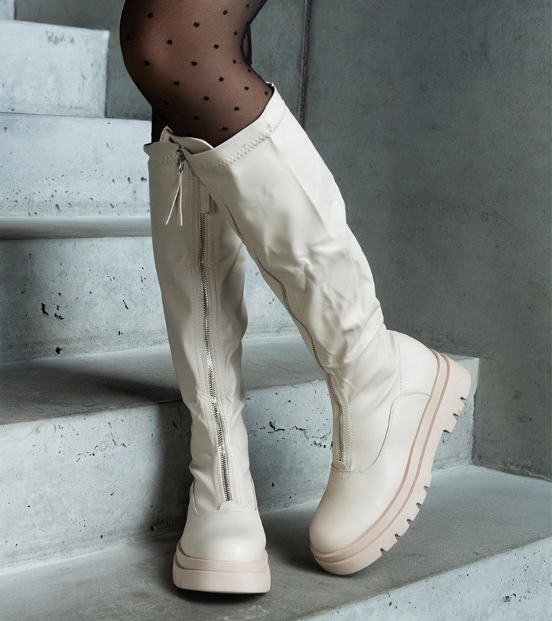 Beżowe kozaki z eko skóry na płaskim obcasie zdobione zamkiem