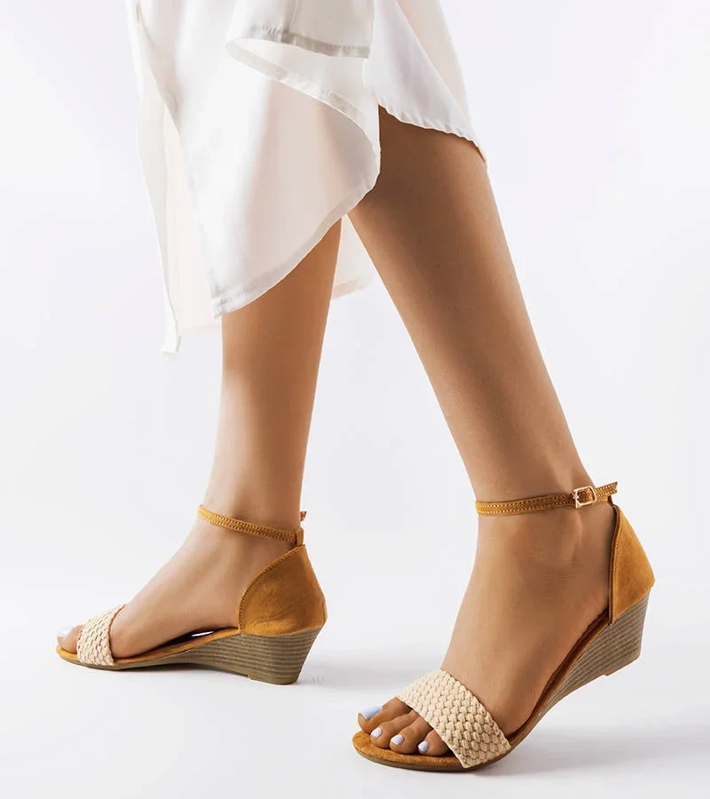 Beżowe sandały na koturnie