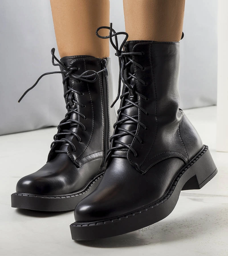 Czarne ocieplane botki z wiązaniem