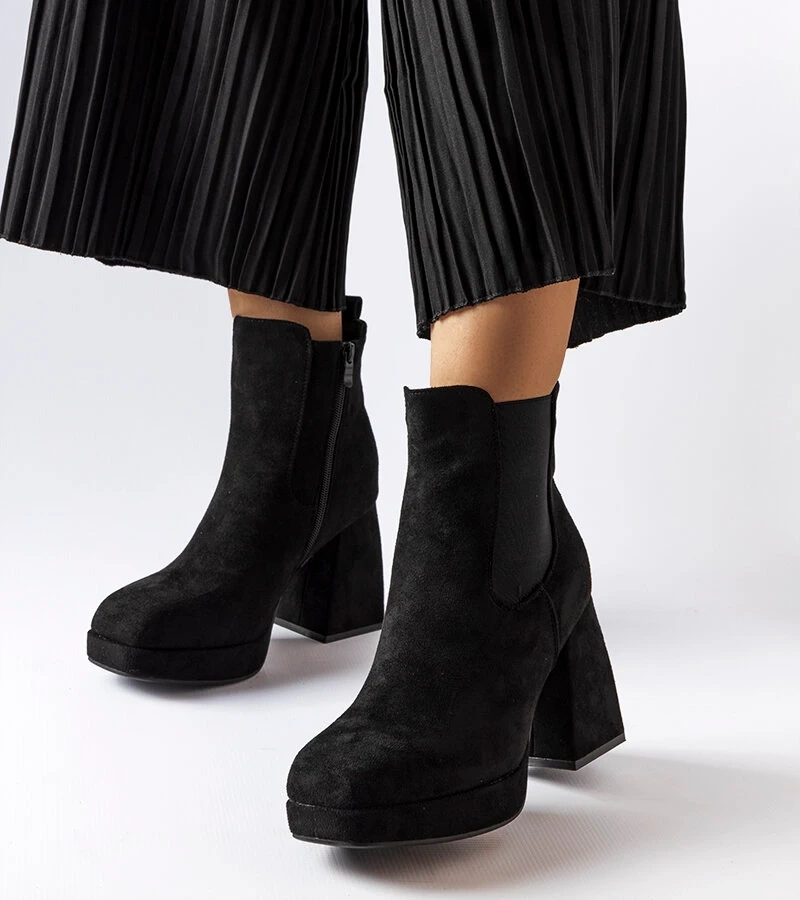 Czarne botki na masywnym słupku