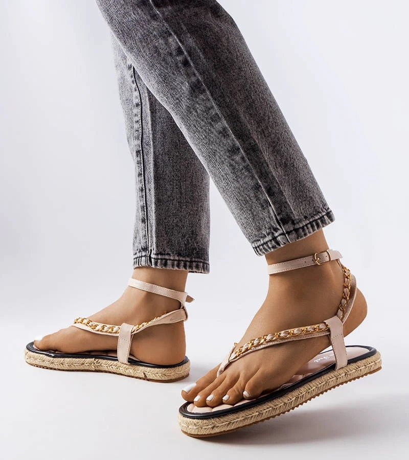 Beżowe sandały w typu japonki z łańcuszkiem