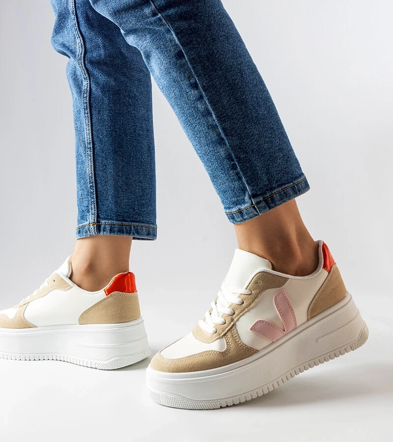 Białe sneakersy z różową wstawką na platformie