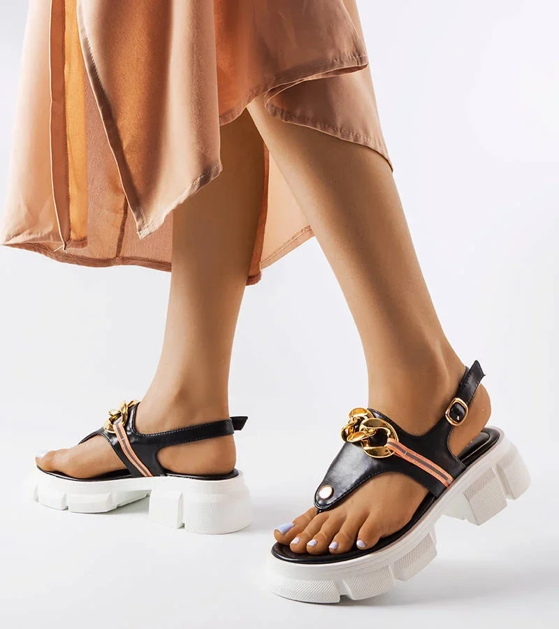 Czarne sandały-japonki na masywnej podeszwie