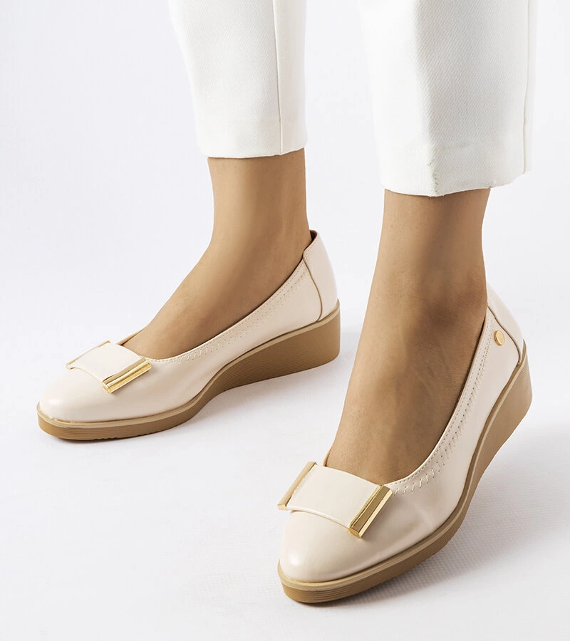 Beżowe balerinki na koturnie ze skórzaną wkładką