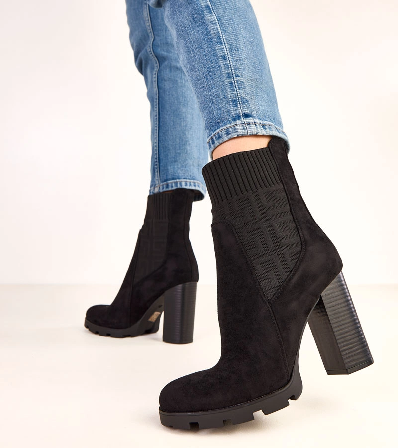 Hers Czarne botki na słupku z elastyczną wstawką