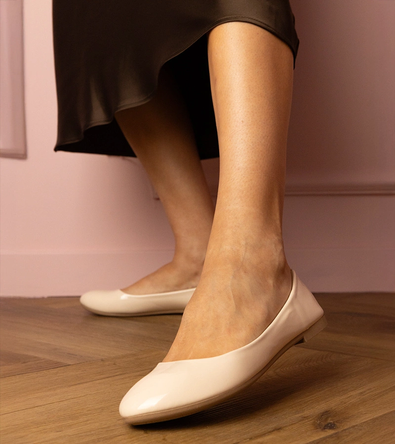 Hers baleriny damskie beżowe lakierowane eleganckie