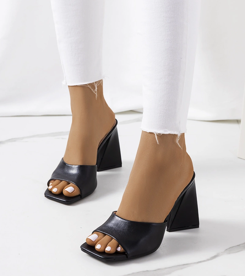 Eleganckie czarne klapki na słupku