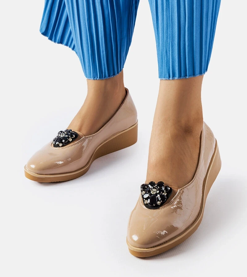 Beżowe lakierowane balerinki na koturnie z ozdobą
