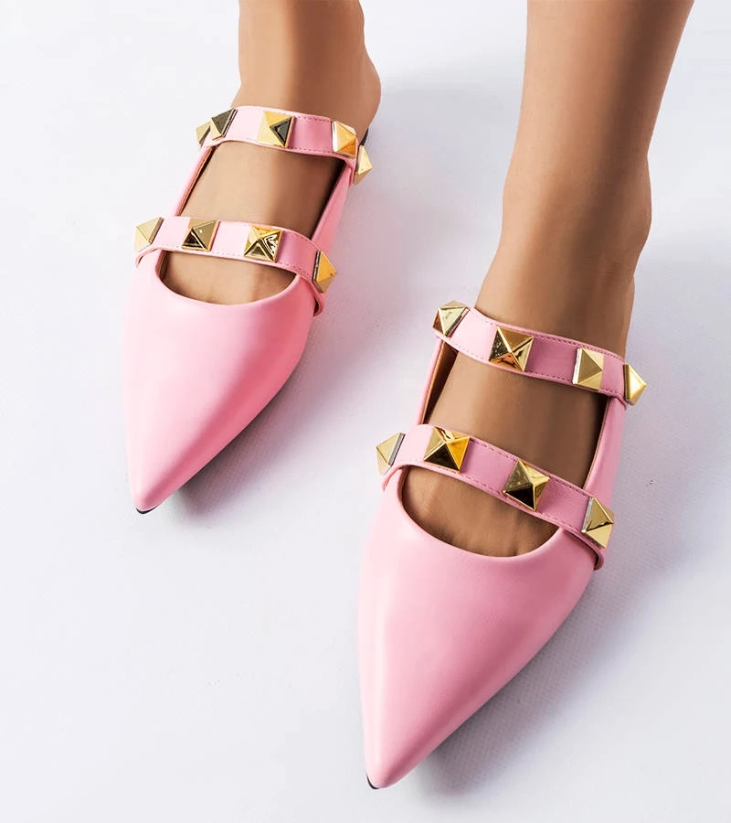 Różowe klapki zdobione ćwiekami i szpiczastym noskiem