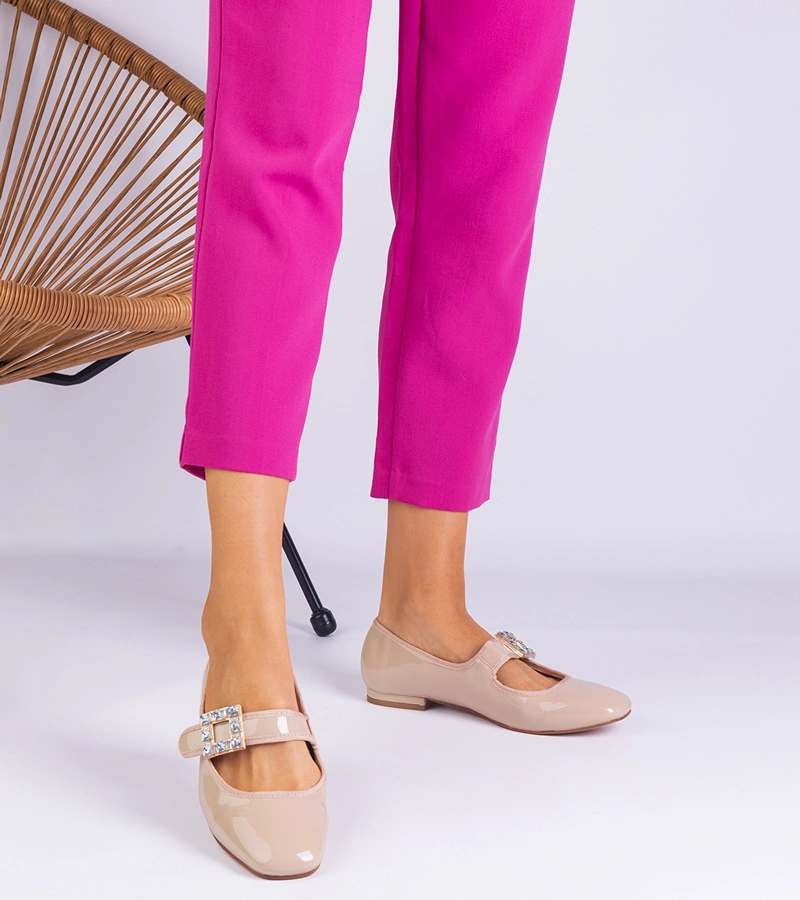 Hers baleriny damskie beżowe lakierowane z klamrą