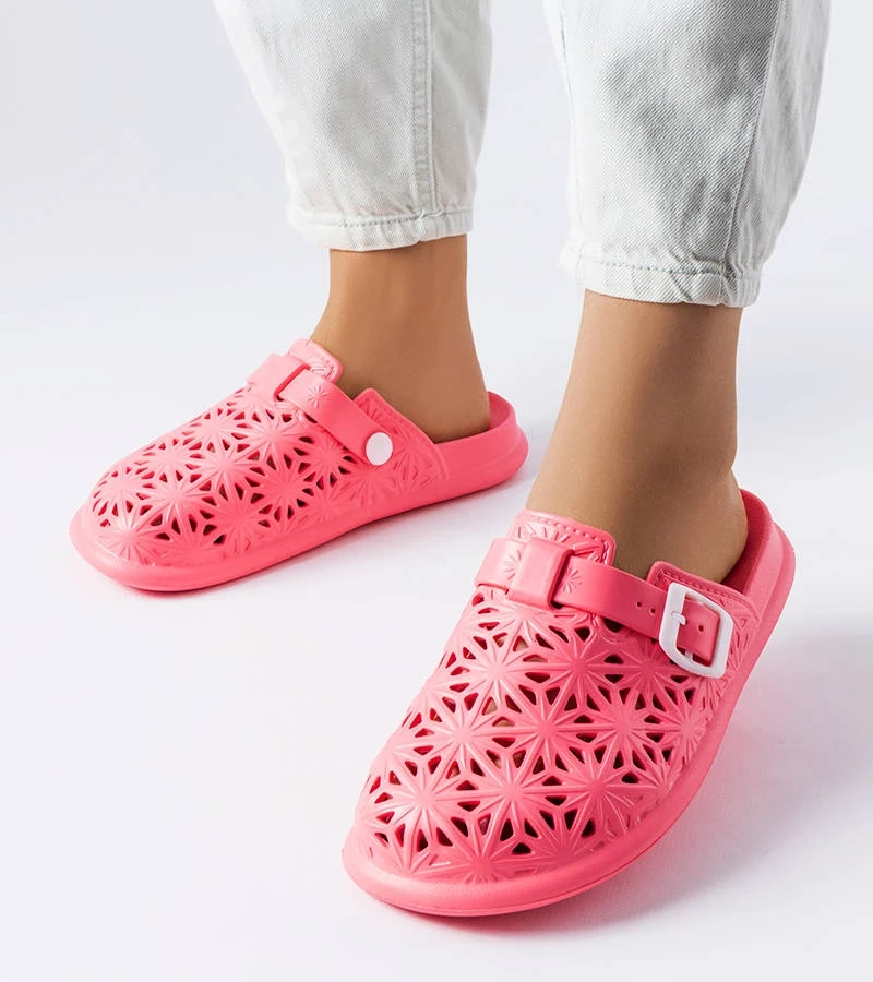 Czerwone gumowe klapki z ażurową cholewką