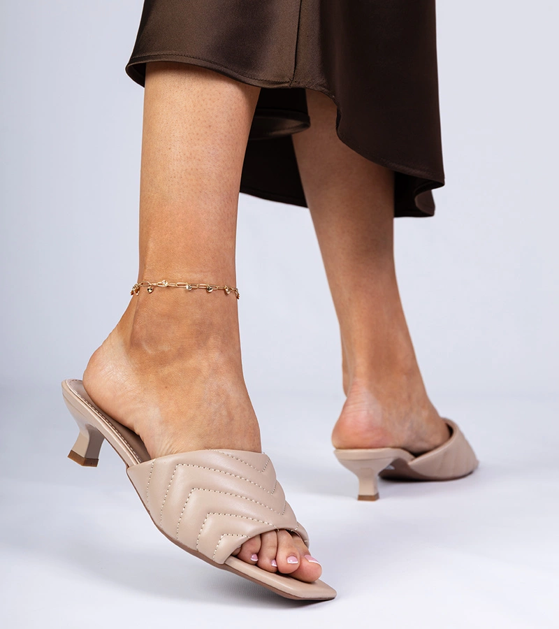 Beżowe eleganckie klapki na niskim obcasie