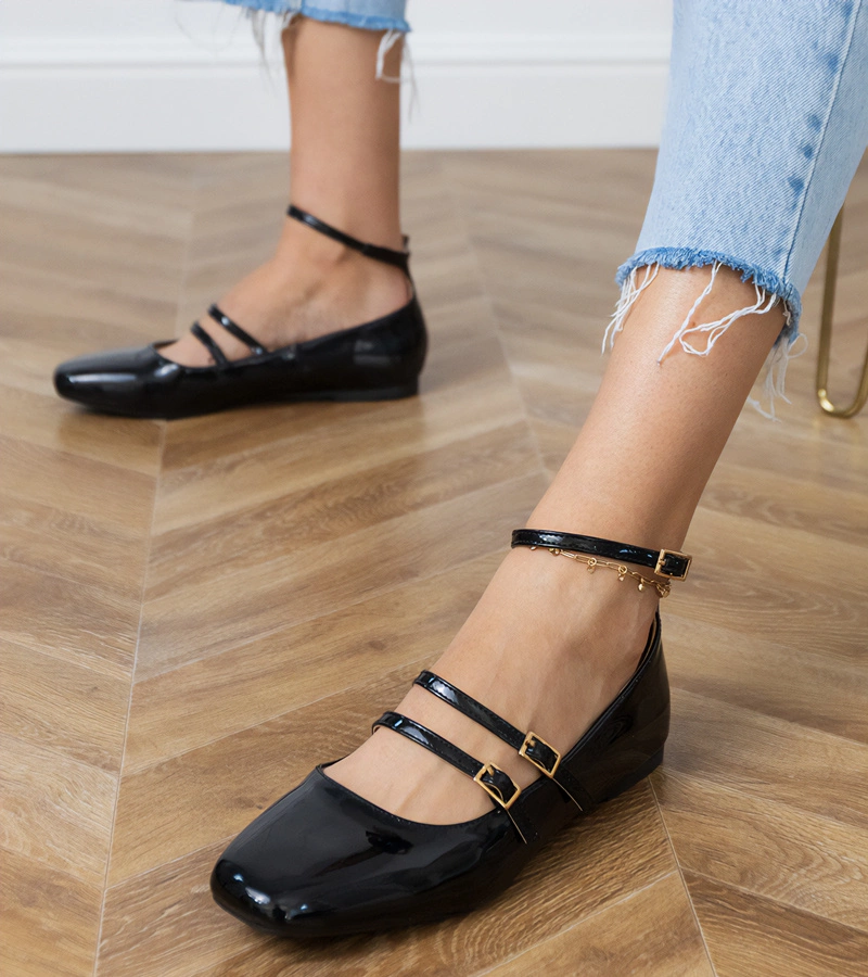 Hers Czarne balerinki lakierowane ze sprzączkami