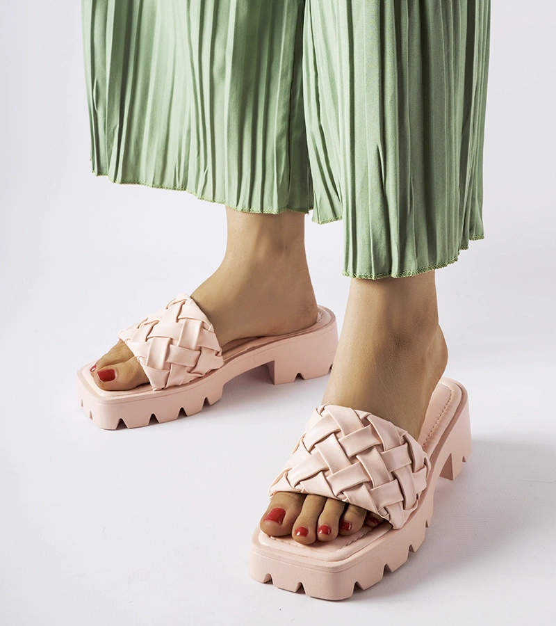 Różowe klapki na traktorowej podeszwie