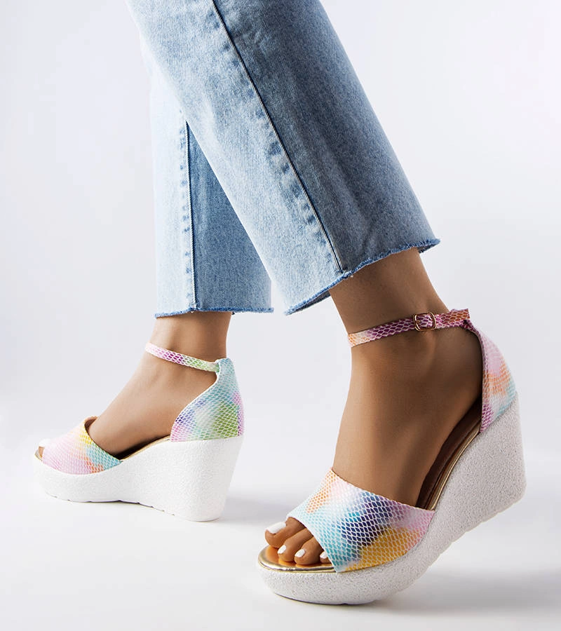 Tęczowe sandały na koturnie