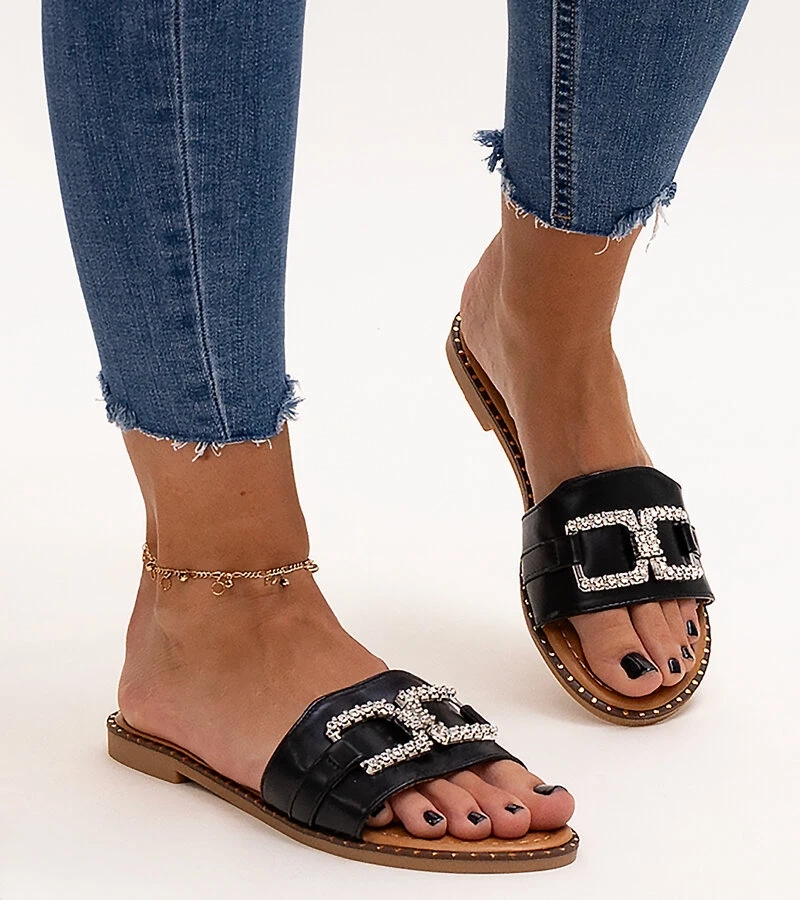 Czarne klapki z ozdobną klamerką