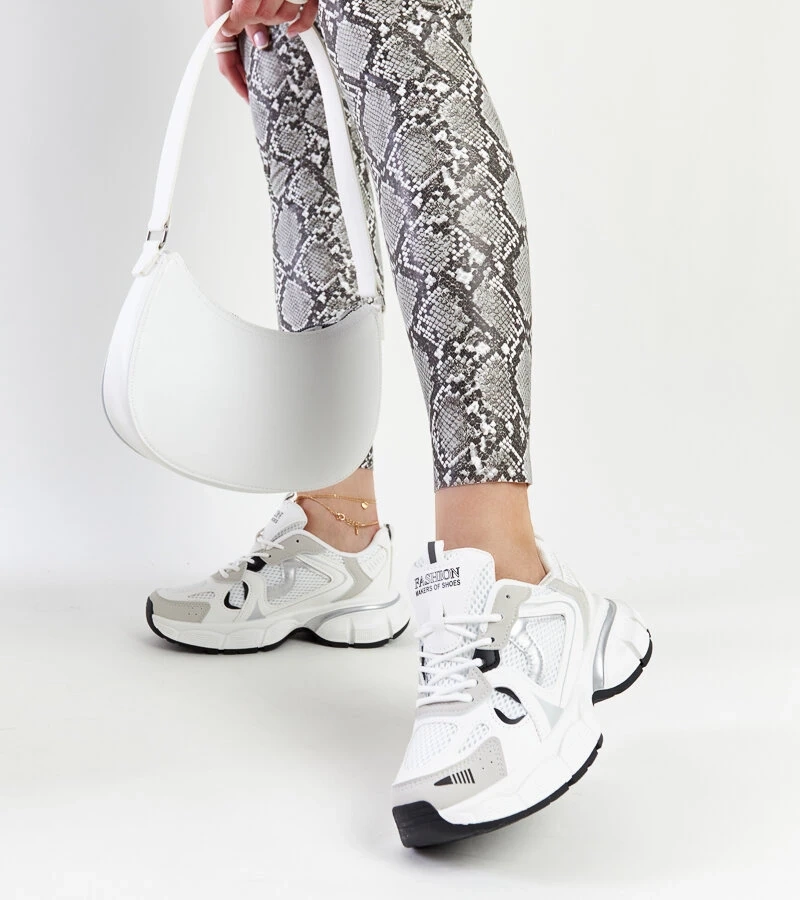 Białe sneakersy na masywnej podeszwie