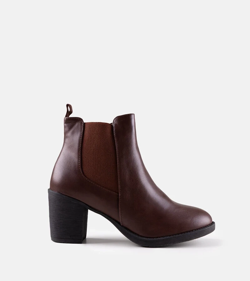 Brązowe botki na słupku