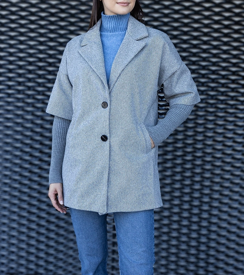 Szary płaszcz ze sweterkowymi rękawami