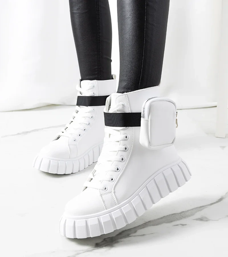 Białe trampki z saszetką