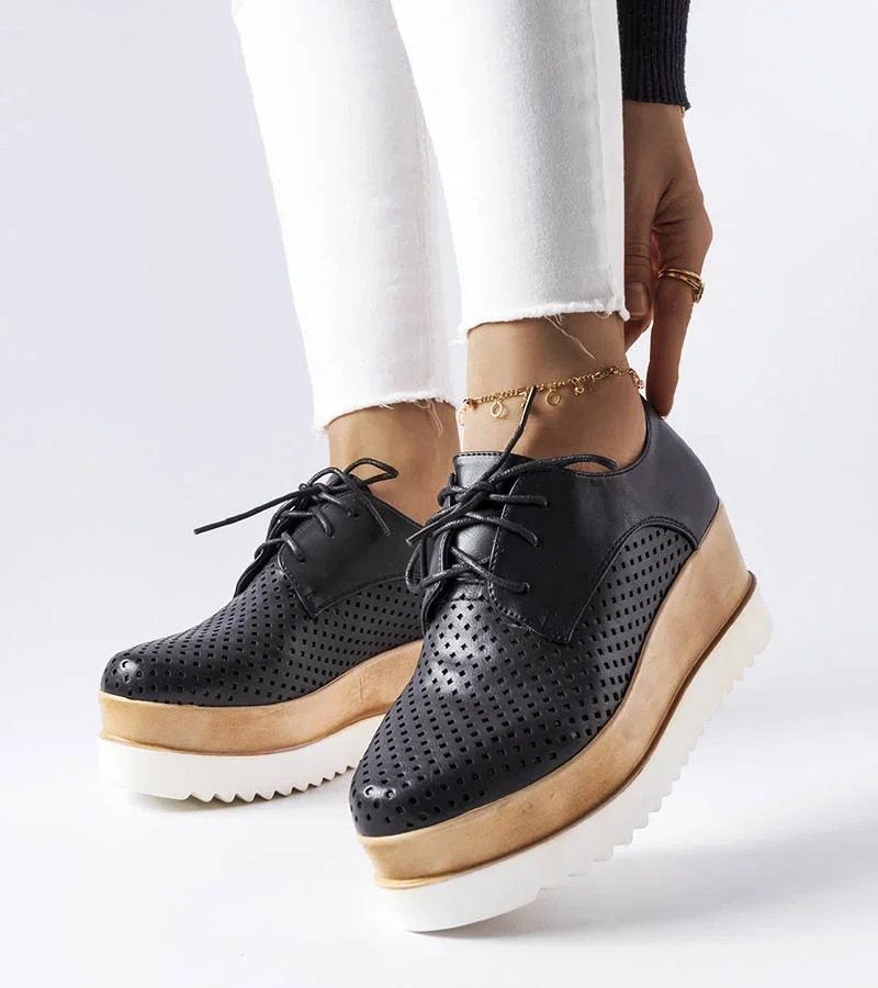 Czarne półbuty na koturnie