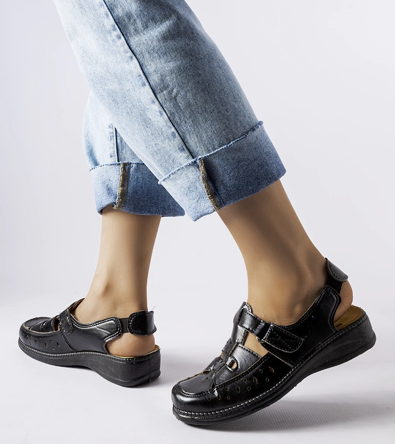 Czarne wsuwane sandałki ażurowe