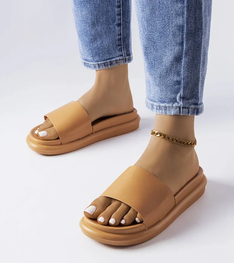 Brązowe klapki na platformie