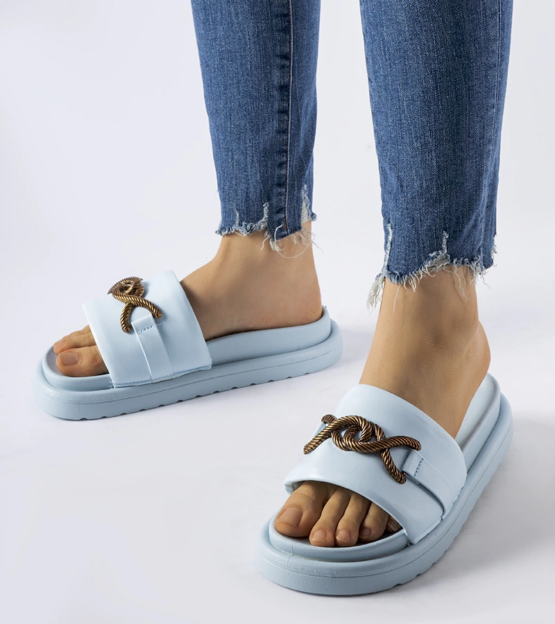 Niebieskie klapki na platformie