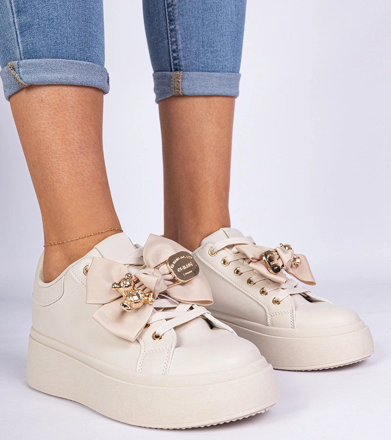 Hers Beżowe sneakersy zdobione kokardką i złotym misiem