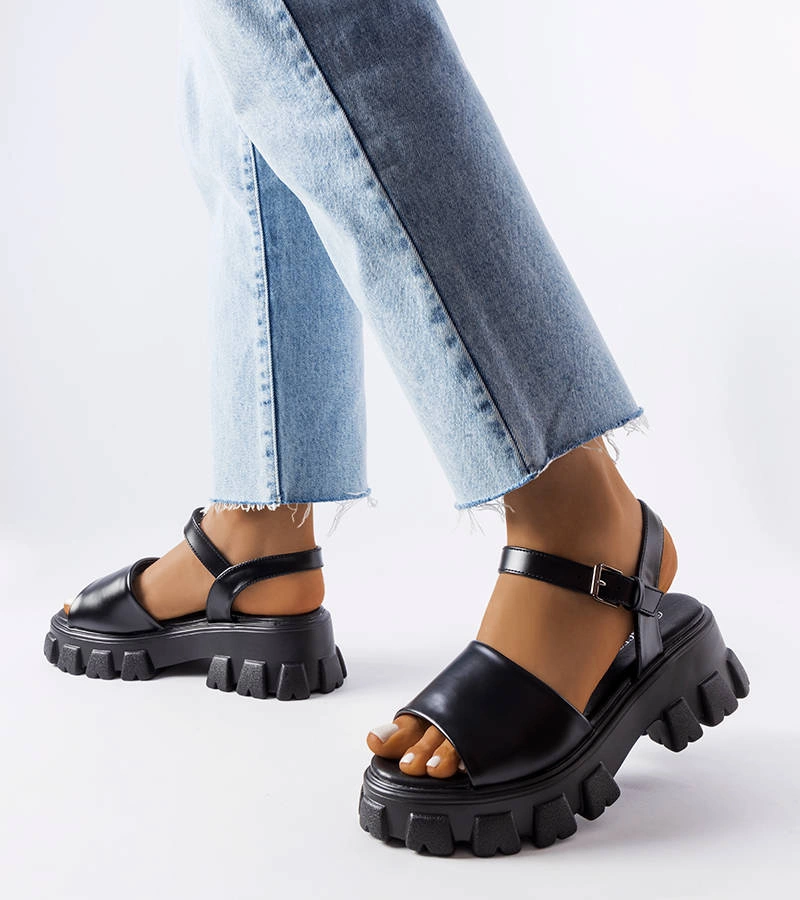 Czarne sandały na masywnej podeszwie