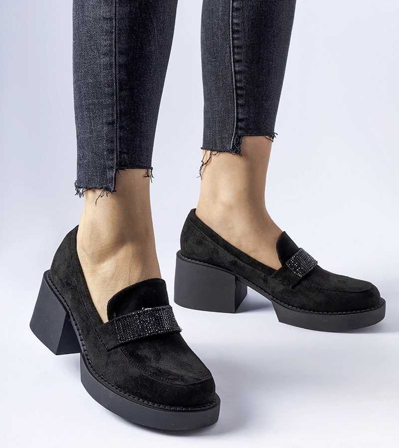 Czarne półbuty na masywnym słupku