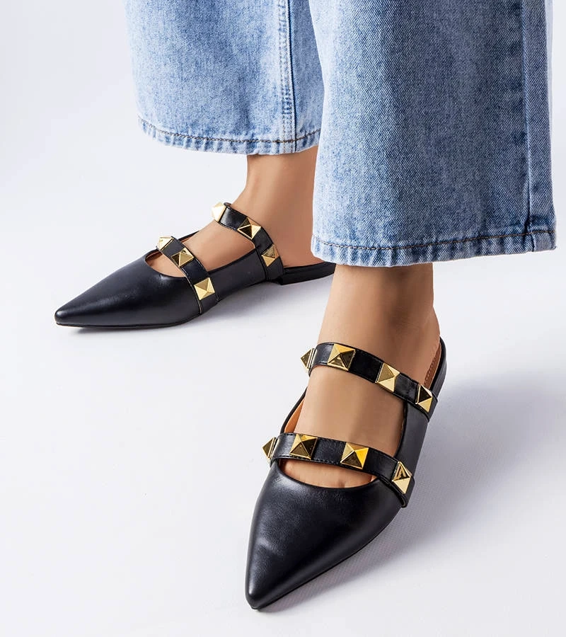 Czarne klapki zdobione ćwiekami i szpiczastym noskiem