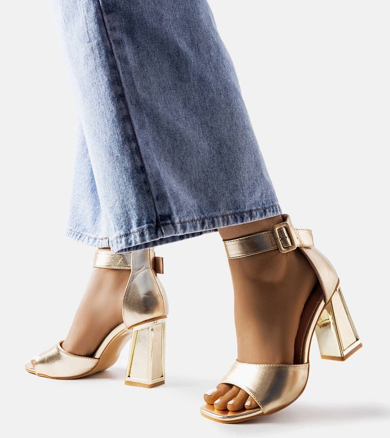 Złote sandały na słupku