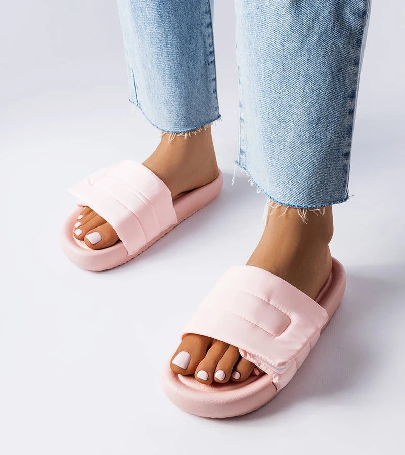 Różowe klapki zapinane na rzep