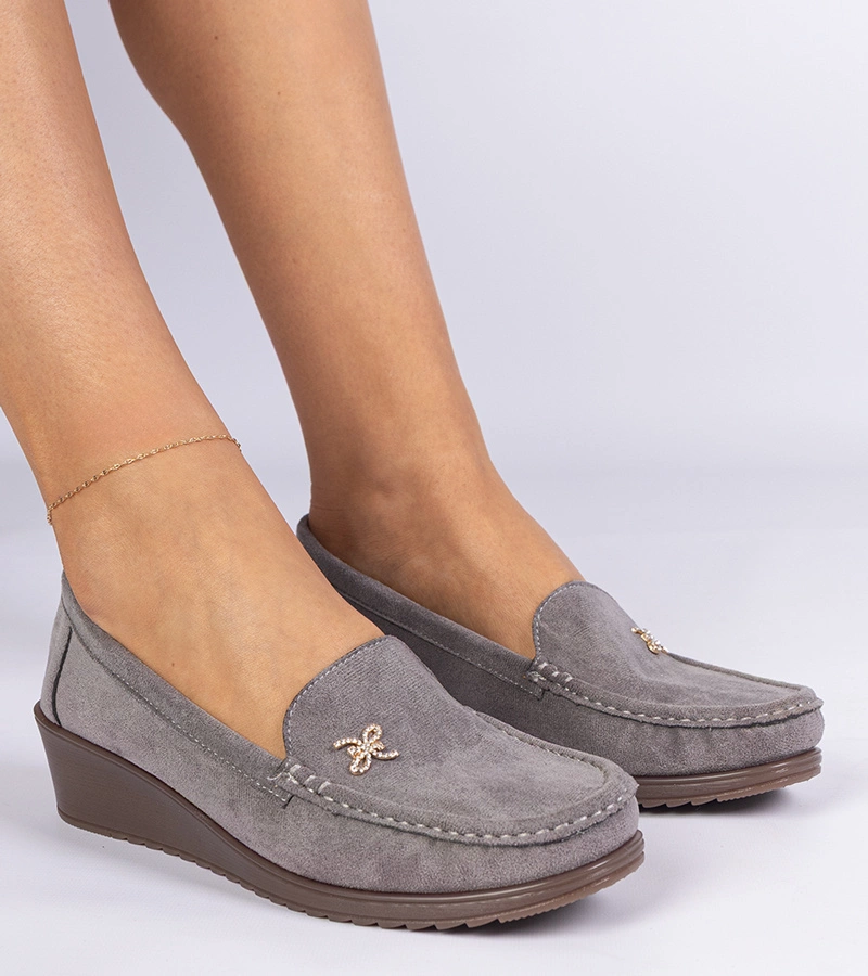 Hers Szare mokasyny damskie na koturnie z ekozamszu