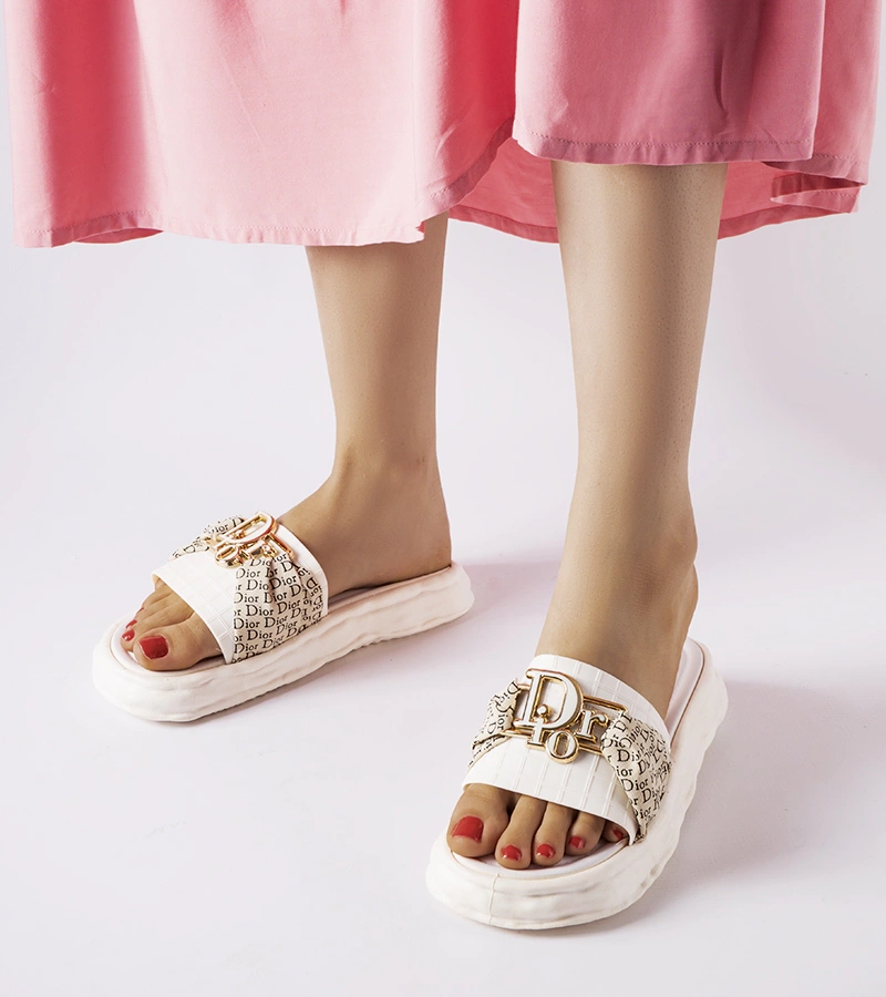 Białe gumowe ozdobne klapki