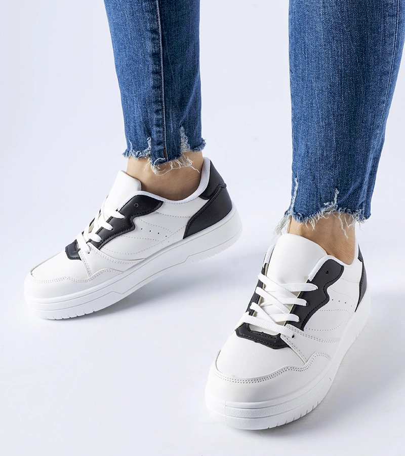 Białe sneakersy z czarnym akcentem