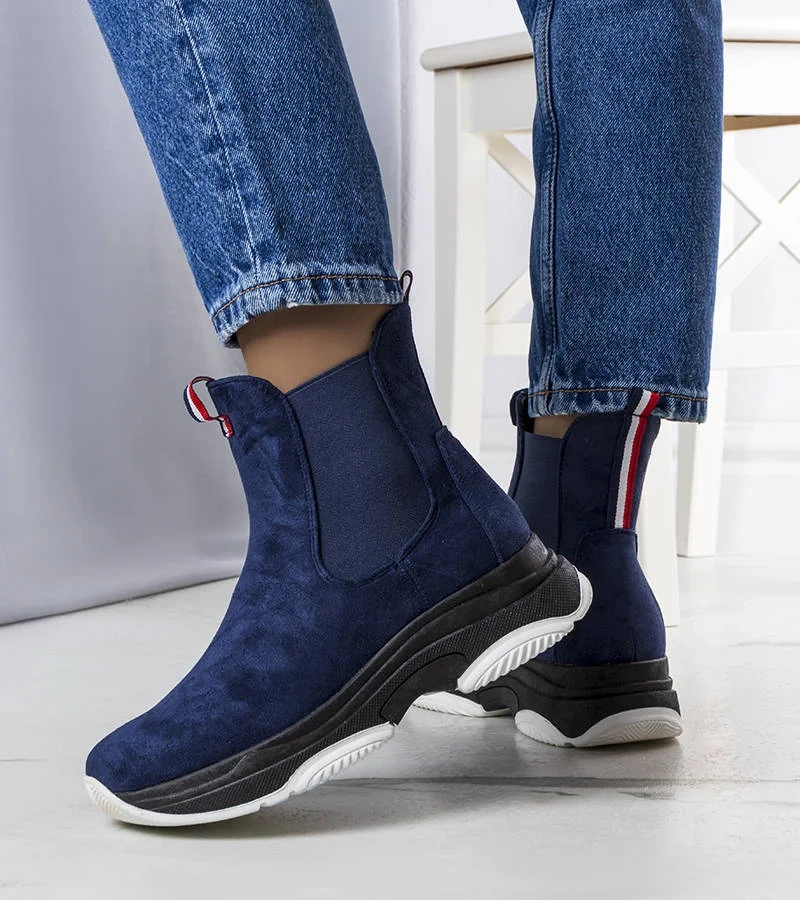 Granatowe ocieplane botki na wysokiej podeszwie