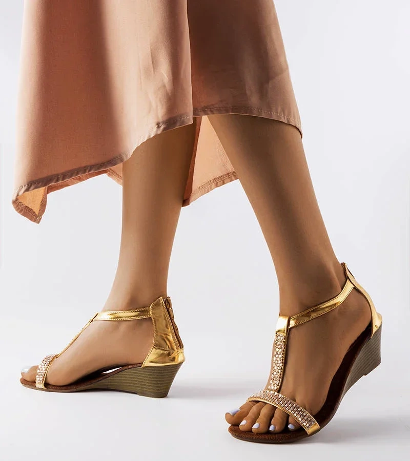 Złote sandały na koturnie