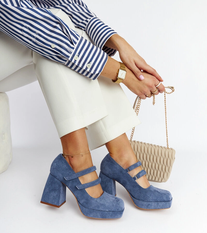 Niebieskie czółenka na masywnym słupku