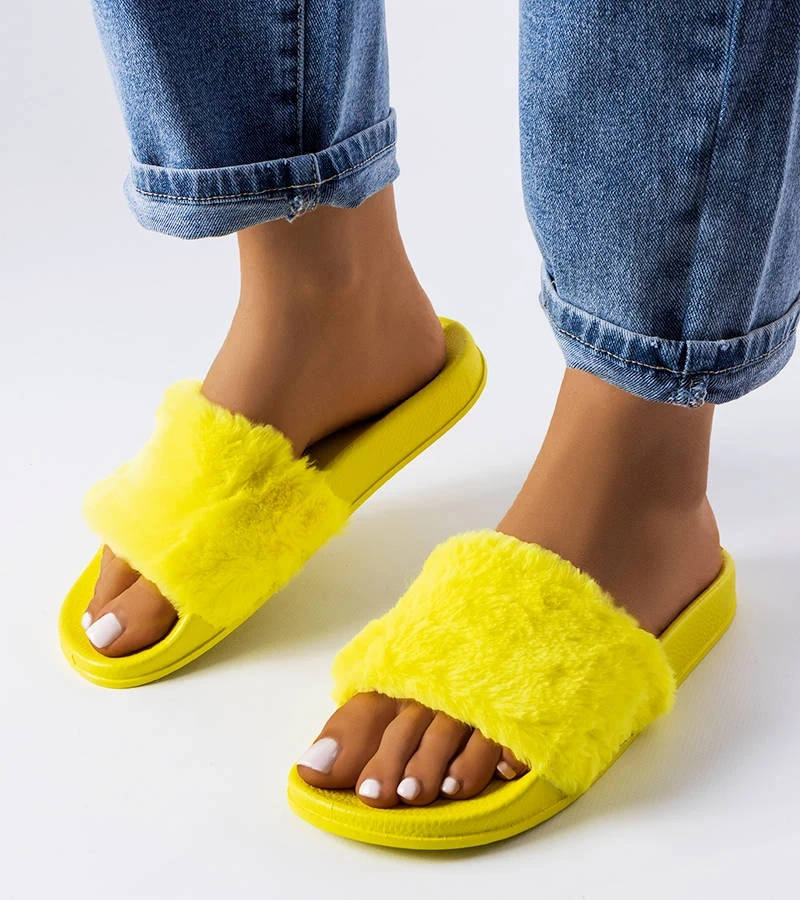 Żółte klapki z futerkiem