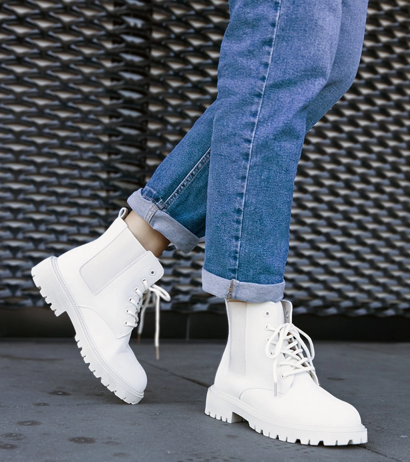 Jasnobeżowe płaskie trapery z protektorem