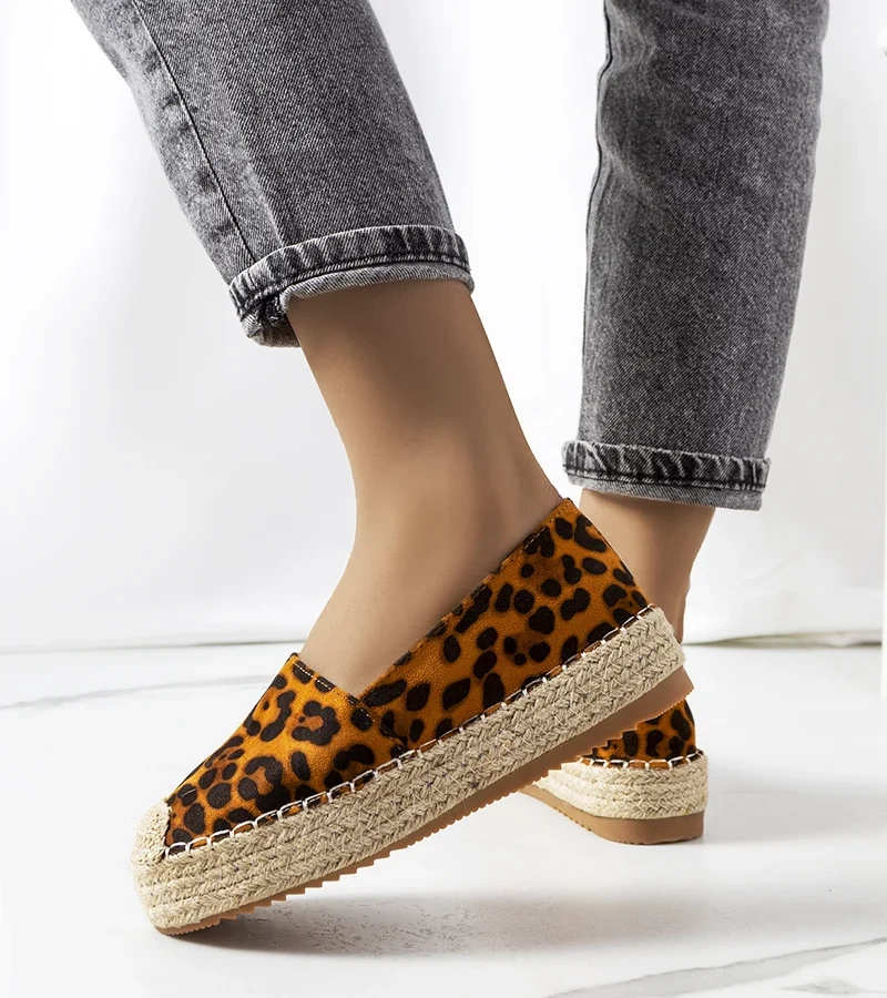 Espadryle w panterkę na platformie