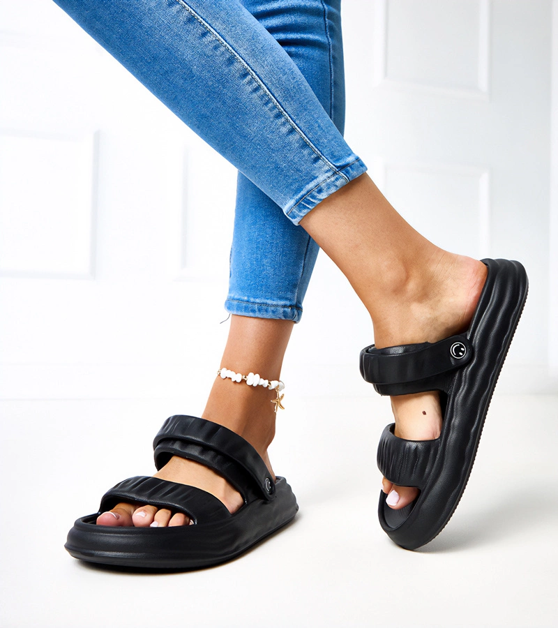 Czarne sandały piankowe z marszczeniem